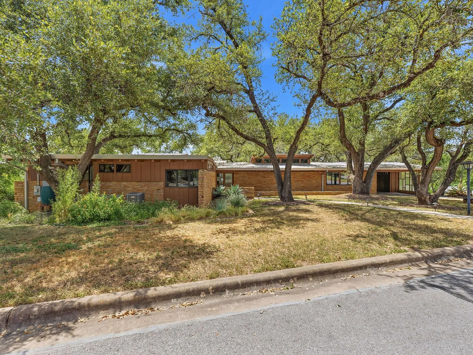 3 bed, 3.0 bath, 2713 sqft, $11,000 — Photo 2