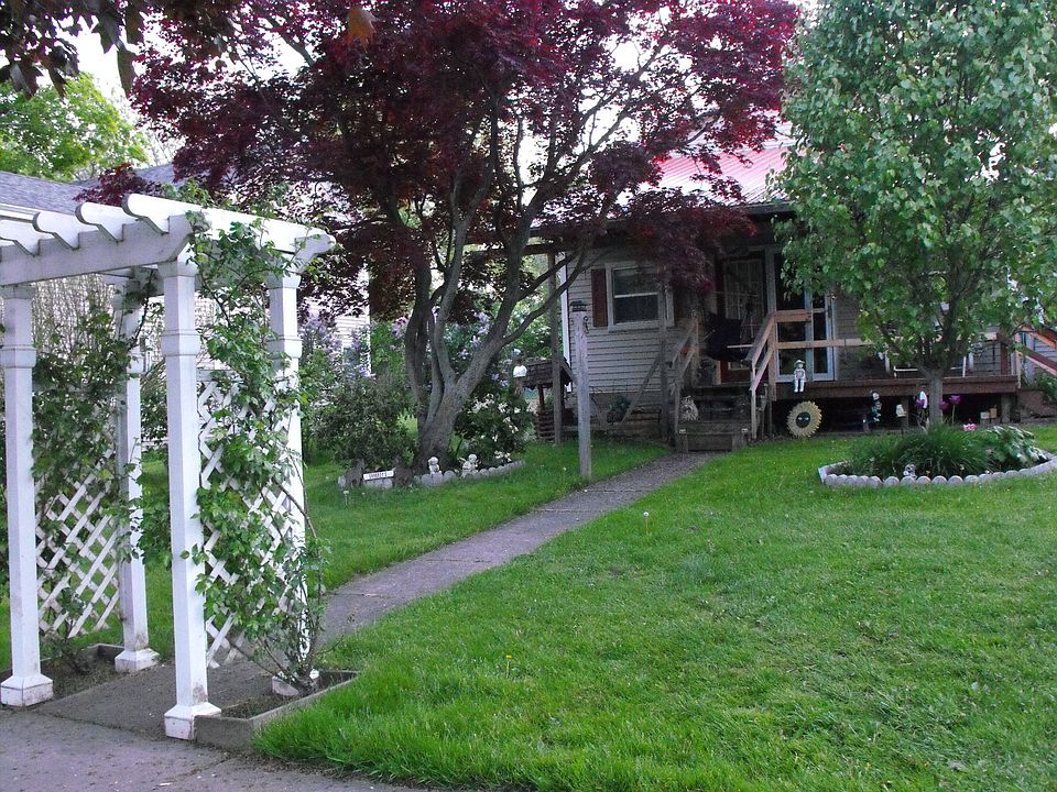 trellis in front yard
