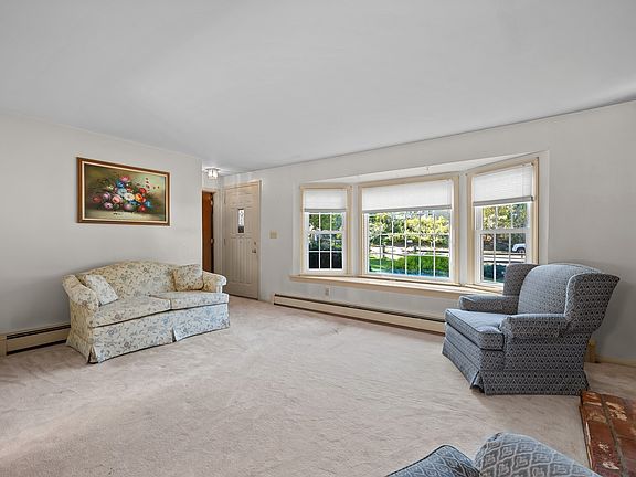 3rd image of 42 Pinebrook Ln