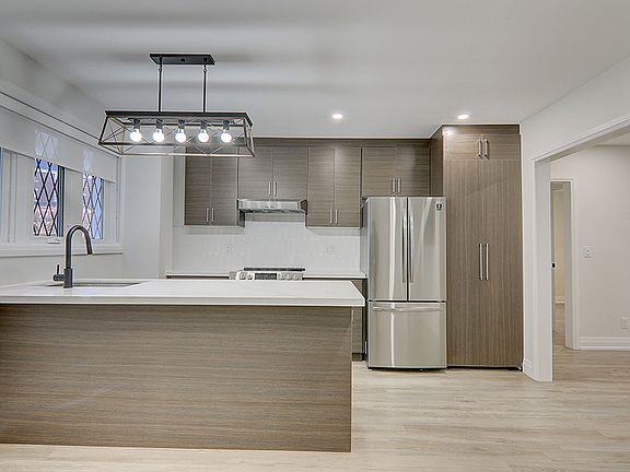 4th image of 2520 Bloor St W #18