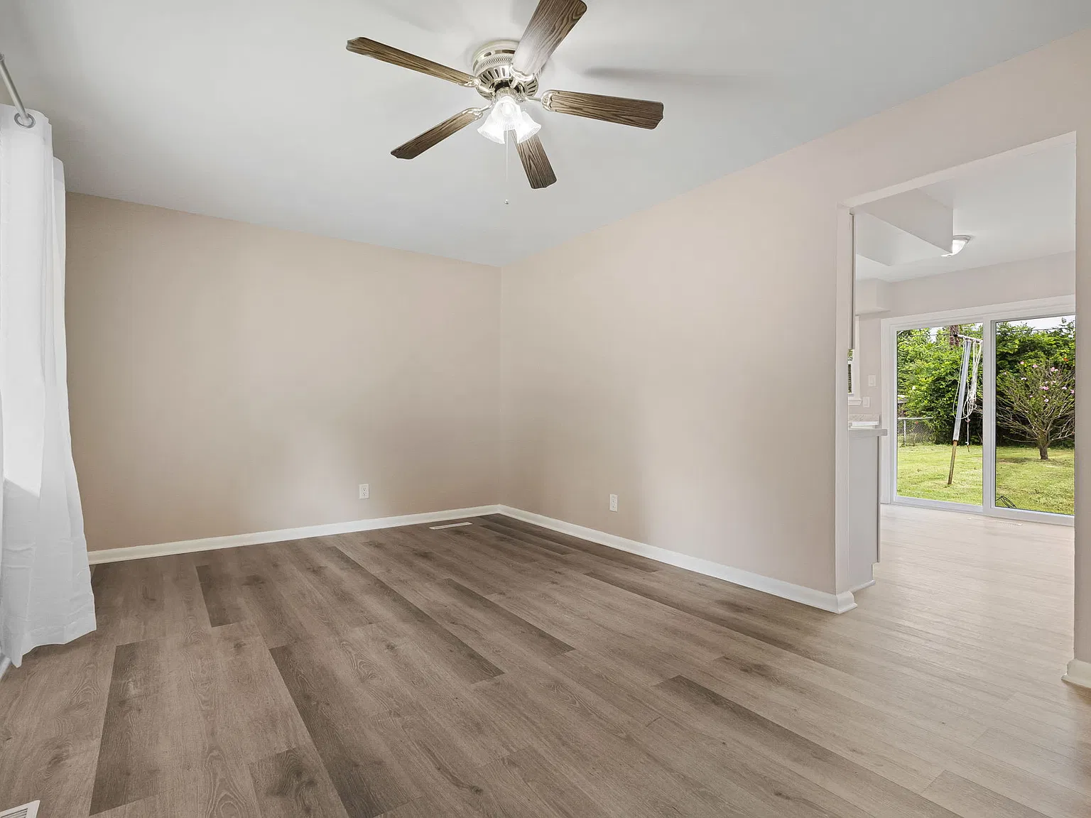 3 bed, 975 sqft, $1,225 — Photo 2