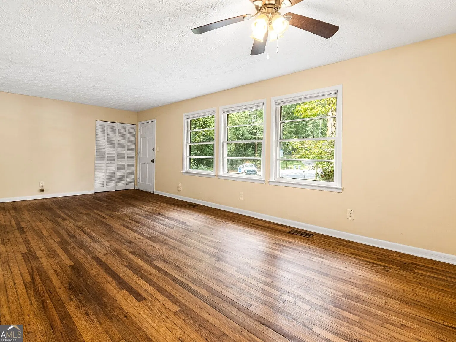 3 bed, 1.0 bath, 1025 sqft, $1,395 — Photo 3