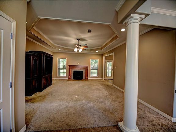 2nd image of 105 Live Oak Cir