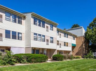 930 Village Green Ln, Waterford, MI 48328