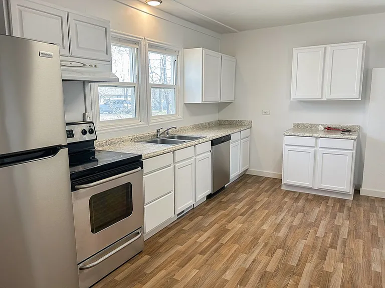 112 Durland Ave — Photo 3