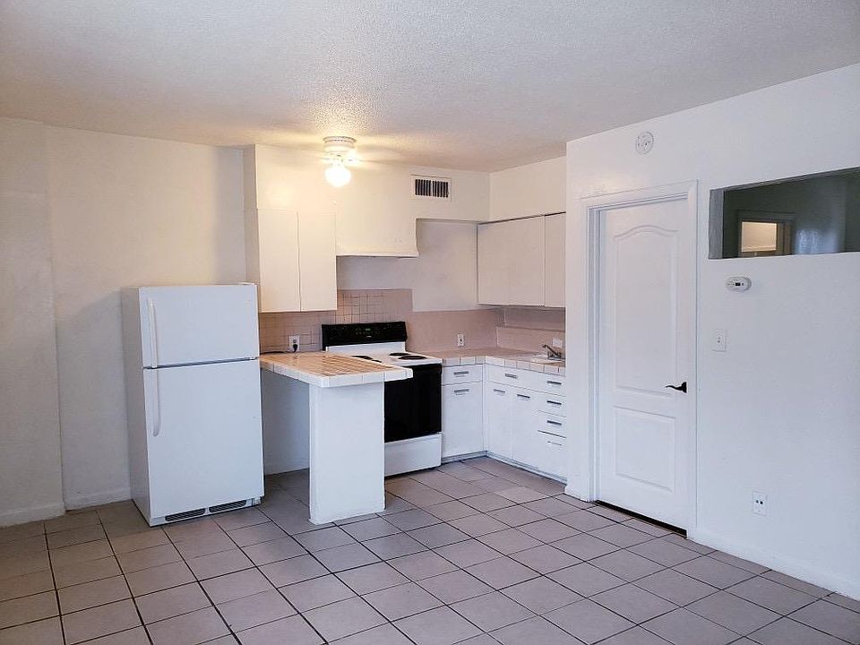 1st image of 202 W Shields Ave
