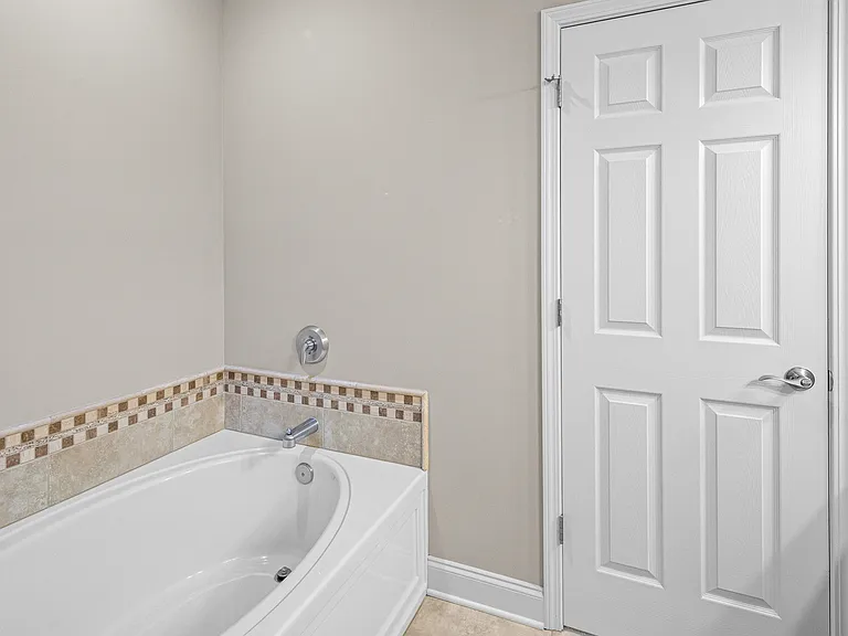 58 Burlington Ln — Photo 19