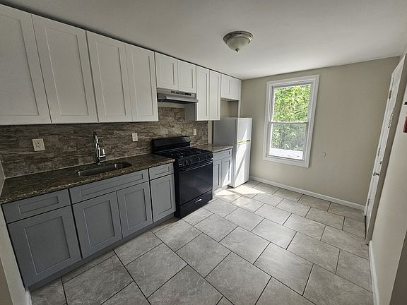 3rd image of 540 N Grove St Floor 3