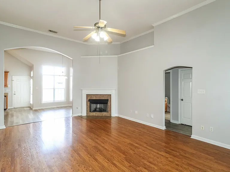 1112 Averett Ln — Photo 5