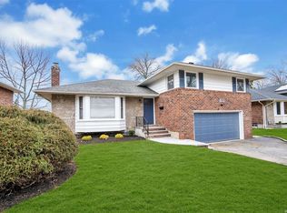 152 Asbury Ave, Carle Place, NY 11514
