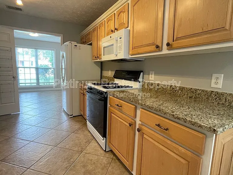 475 Ellesmere Way — Photo 13