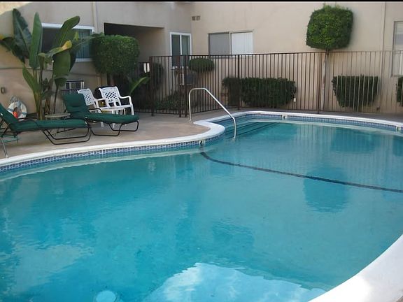 4th image of 5150 Woodman Ave #23