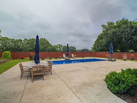 5th image of 300 Willowbrook Dr
