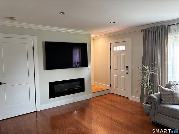 3rd image of 80 Lawn Ave APT 13