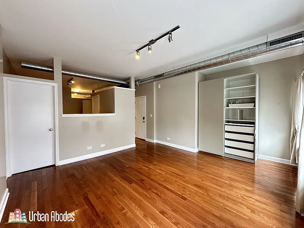 Building Photo - 6830 N Sheridan Rd #305