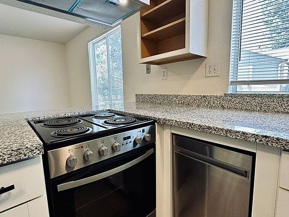 4th image of 212 Hillcrest Dr #5