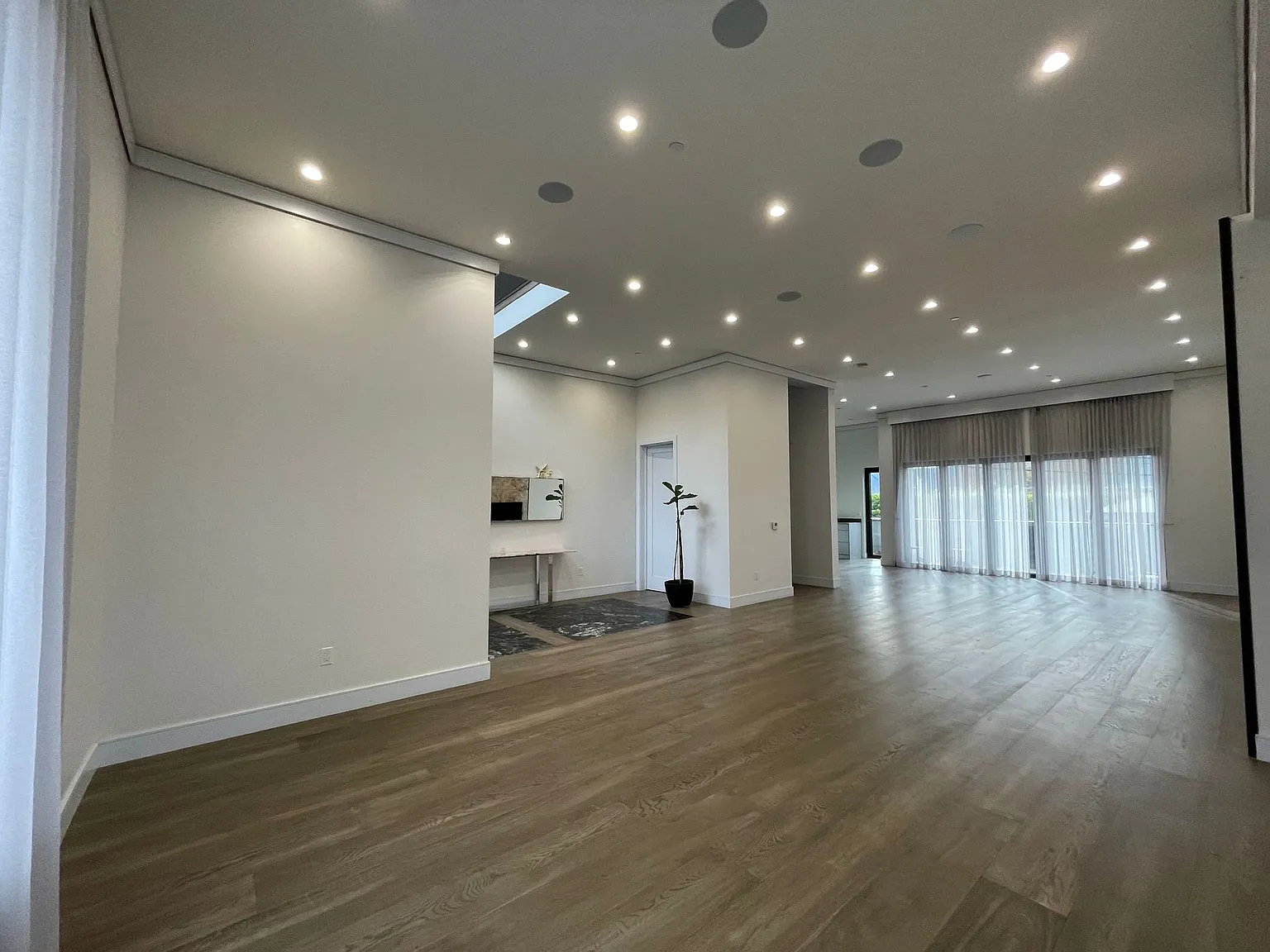 4 bed, 3150 sqft, $7,950 — Photo 4