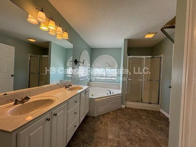 1041 Flora Lake Ct — Photo 21