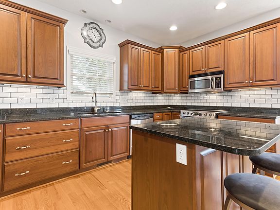5th image of 242 Greenfield St