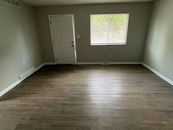 3rd image of 487 Whispering Hills Dr