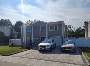 16 Pasture Ln, Old Bethpage, NY 11804