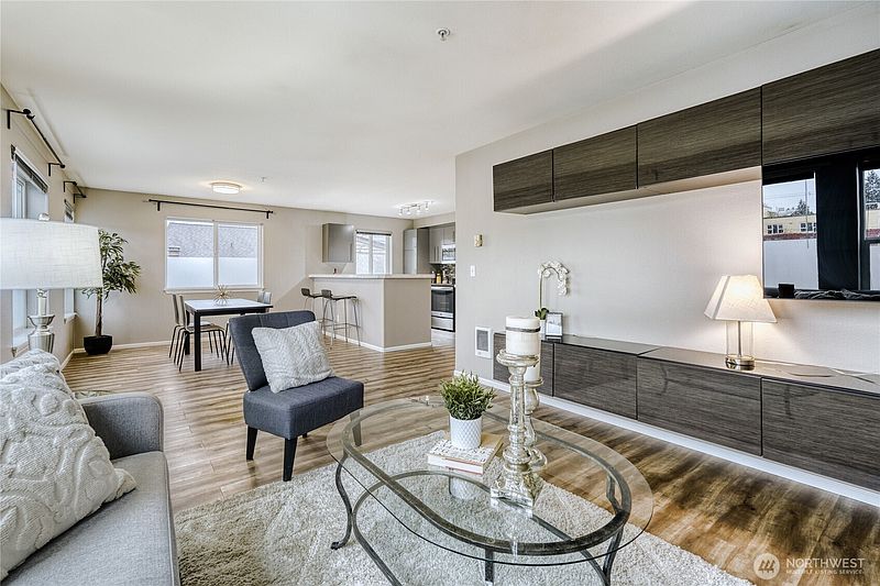 3rd image of 10511 Midvale Avenue N #302