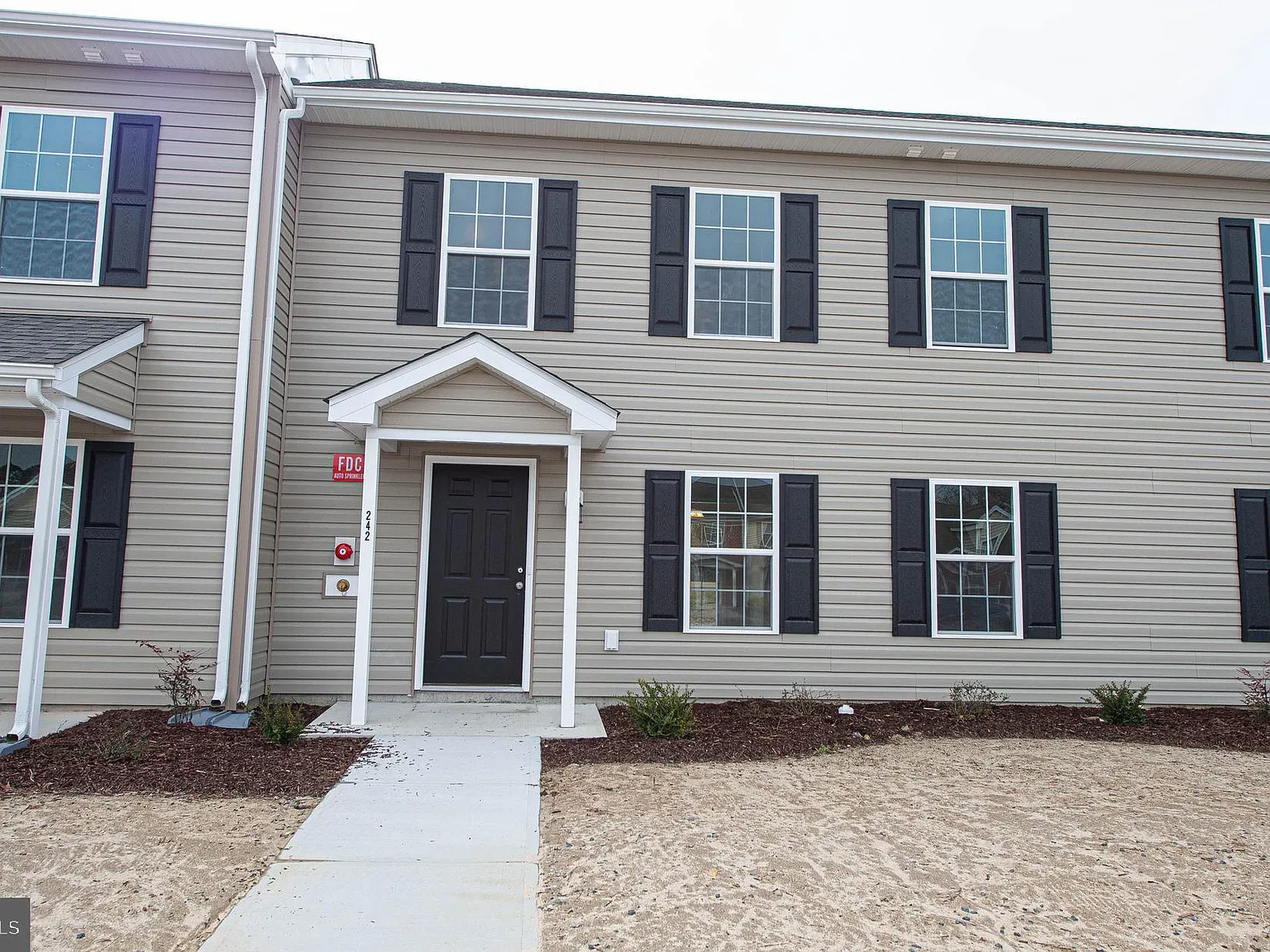 3 bed, 2.5 bath, 1304 sqft, $1,750 — Photo 2