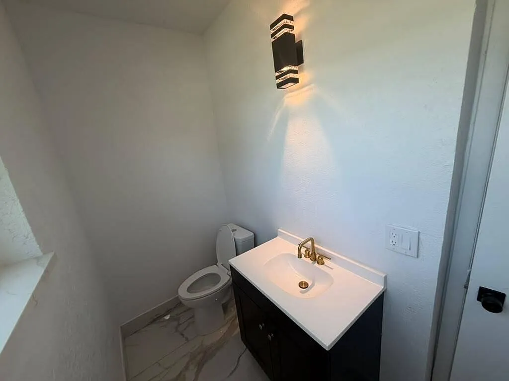 4 bed, 2.0 bath, 1700 sqft, $3,900 — Photo 4