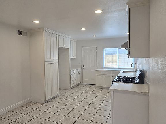 4th image of 4205 Noyer Ln