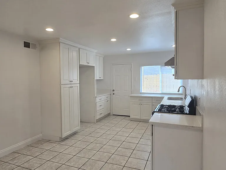 4205 Noyer Ln — Photo 4