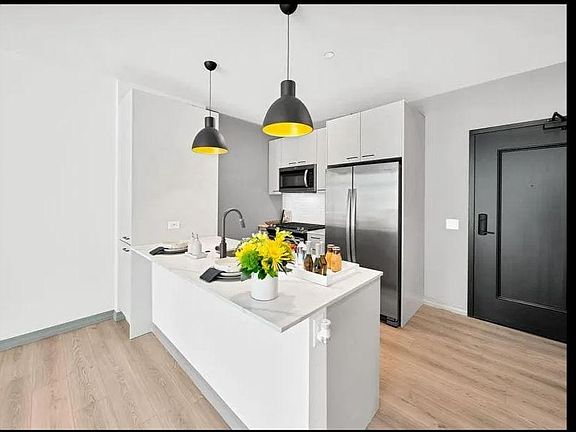 4th image of 2422 N Ashland Ave #1