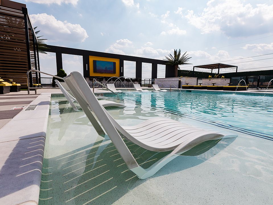 Mckenzie | Pool Area