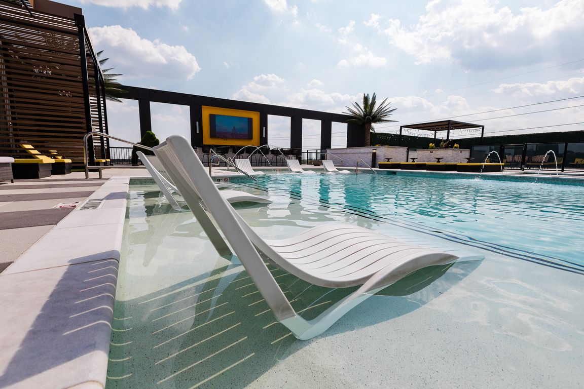 Mckenzie | Pool Area