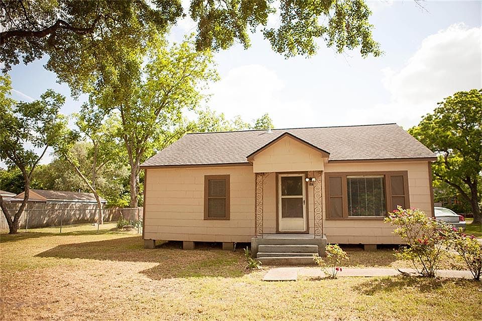 Welcome to 322 Center Street. Charming one story on a oversized lot.