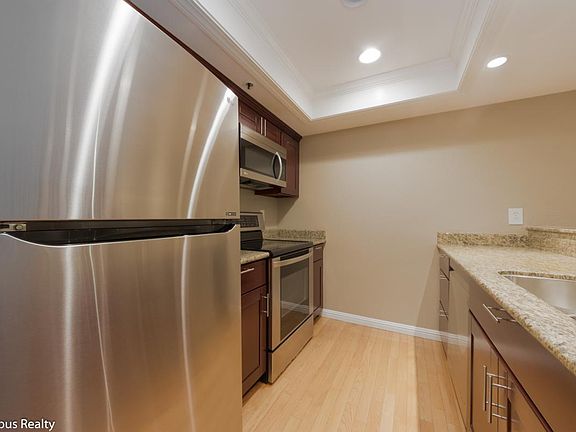 5th image of 410 Sheridan Ave APT 108