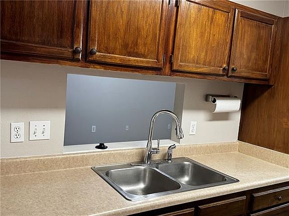 5th image of 112 Pineridge St W Unit 112