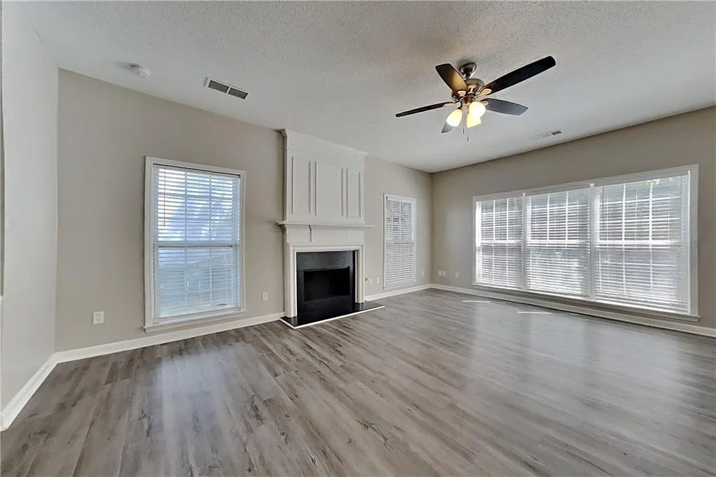 3 bed, 2.5 bath, 1976 sqft, $2,340 — Photo 4