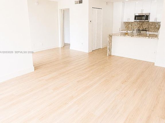 4th image of 530 S Park Rd #2411