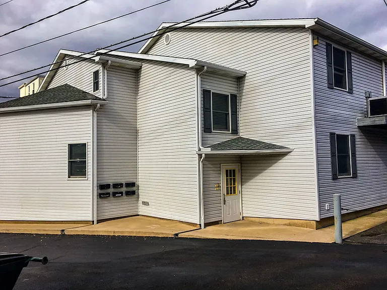 235 Catherine St — Photo 4