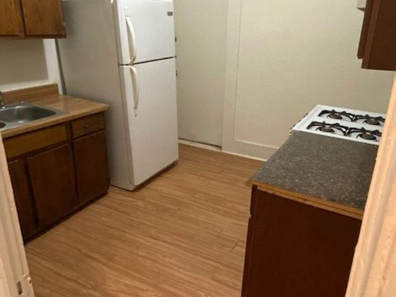 3rd image of 906 Oakland St #B