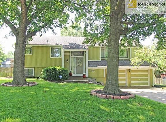 3 Bedrooms and 3 Full Bath Home in Lenexa