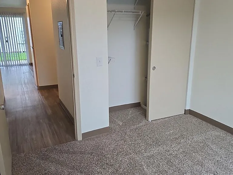Winfou06-Columbia Village Apartments — Photo 20