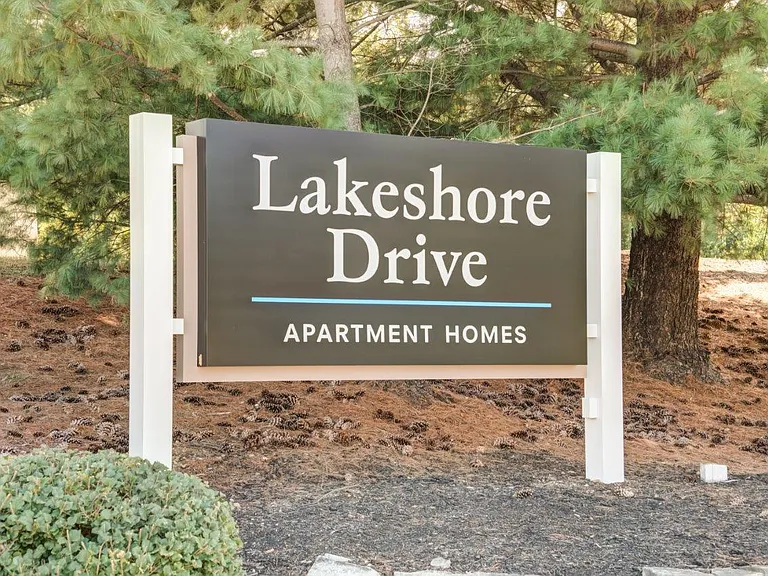 Lakeshore Drive Apartment Homes — Photo 39