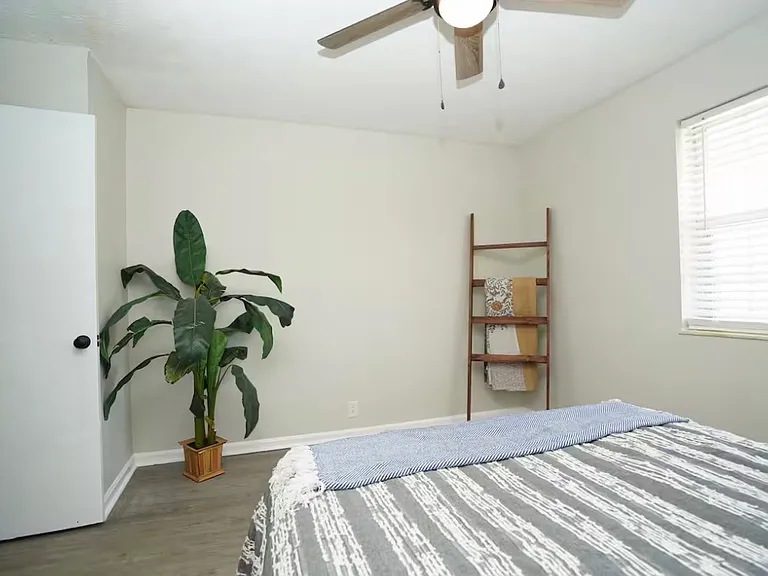 901 Crosshill Dr #5 — Photo 4