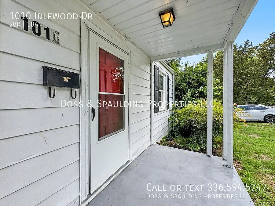 Freshly Painted Home Near Battleground & Wendover — Photo 3