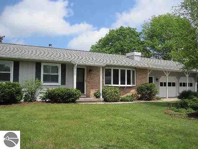 1st image of 4440 W Hillcrest Dr
