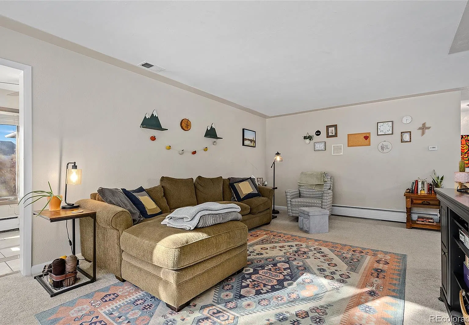 5 bed, 2.0 bath, 2200 sqft, $3,750 — Photo 4