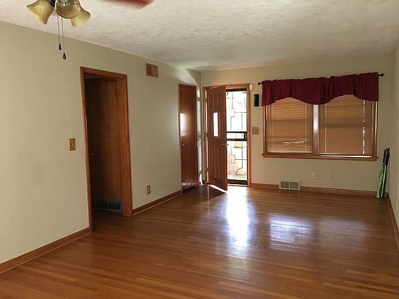 2nd image of 105 S Sherry Ave