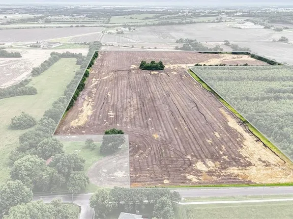 704 W 19th St, Ottawa, KS 66067