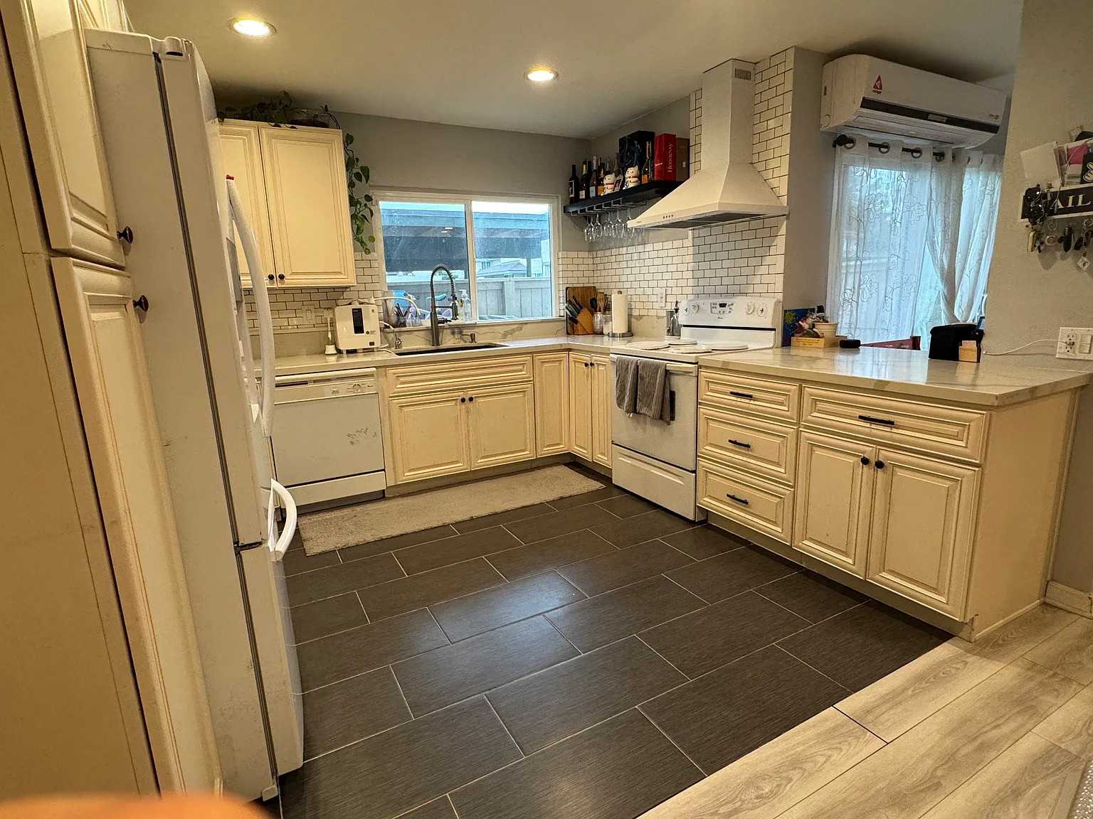 3 bed, 1.5 bath, 1264 sqft, $3,350 — Photo 1